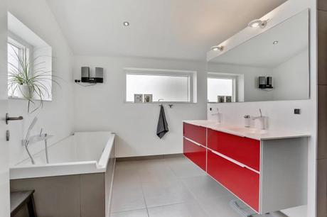 Toque de color en una cocina blanca