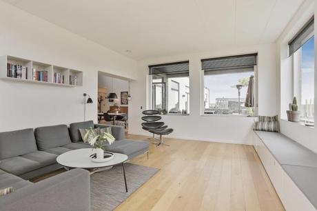 Toque de color en una cocina blanca