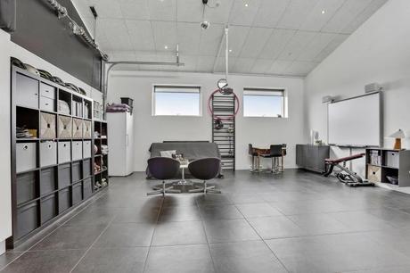 Toque de color en una cocina blanca