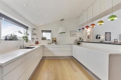 Toque de color en una cocina blanca