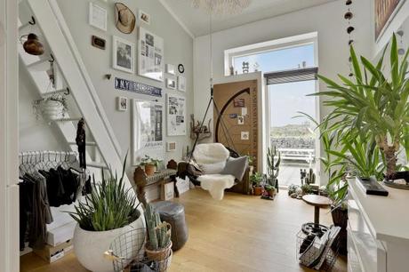 Toque de color en una cocina blanca