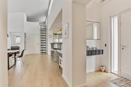 Toque de color en una cocina blanca