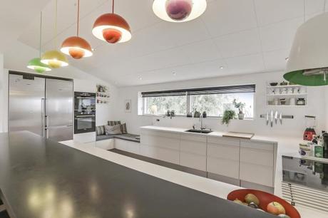 Toque de color en una cocina blanca