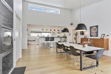 Toque de color en una cocina blanca