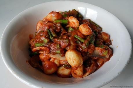 Ñoquis con verduras salteadas y tomate