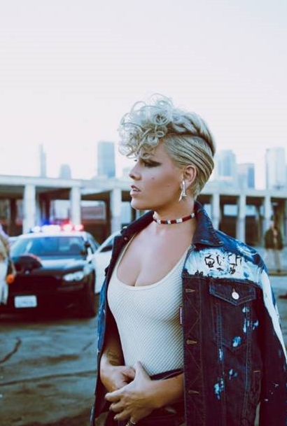 La icónica artista pop internacional P!NK lanzó la canción que da nombre a su álbum, “Beautiful Trauma” (Haz clic aquí para escucharla). La canción es la segunda que se publica del séptimo y esperado álbum de estudio que saldrá a la venta el 13 de octubre