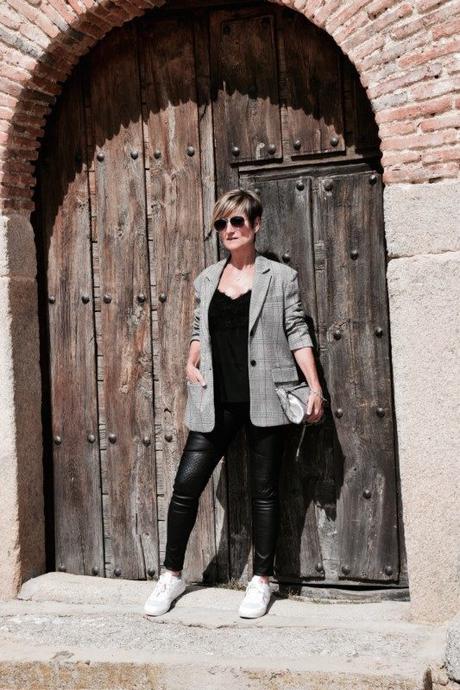 zapatillas-sneakers-look-otoño-chaqueta-cuadros