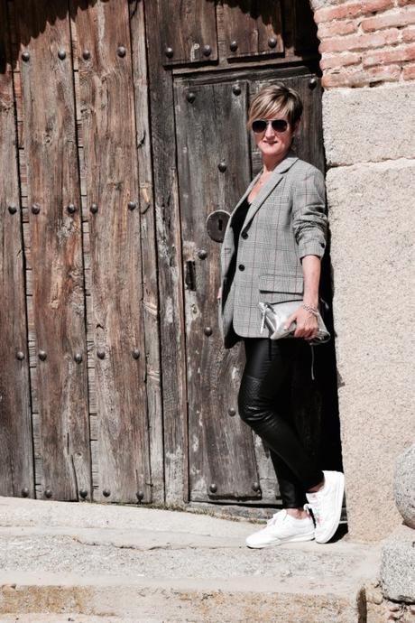 zapatillas-sneakers-look-otoño-chaqueta-cuadros