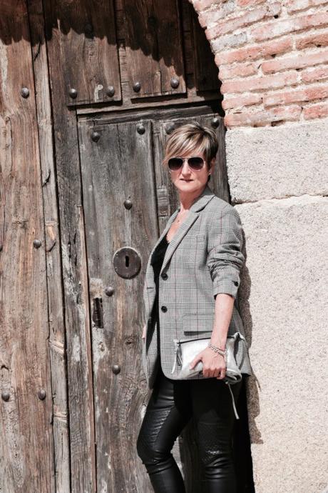 zapatillas-sneakers-look-otoño-chaqueta-cuadros