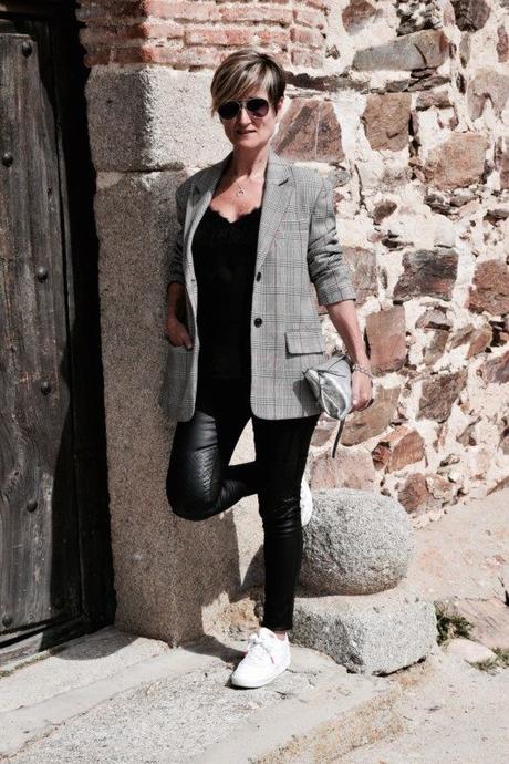 zapatillas-sneakers-look-otoño-chaqueta-cuadros