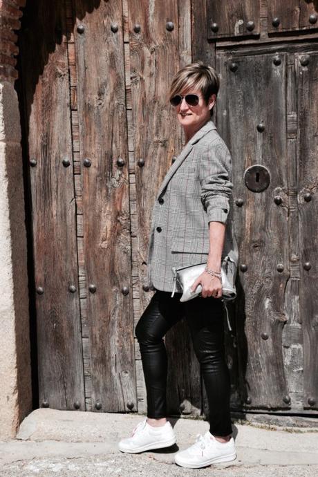zapatillas-sneakers-look-otoño-chaqueta-cuadros