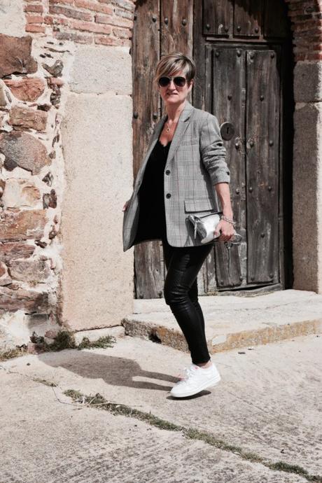 zapatillas-sneakers-look-otoño-chaqueta-cuadros