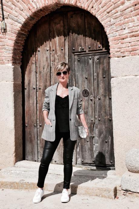 zapatillas-sneakers-look-otoño-chaqueta-cuadros