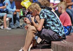 Juventud moderna: posponen las actividades que marcan la entrada a la edad adulta