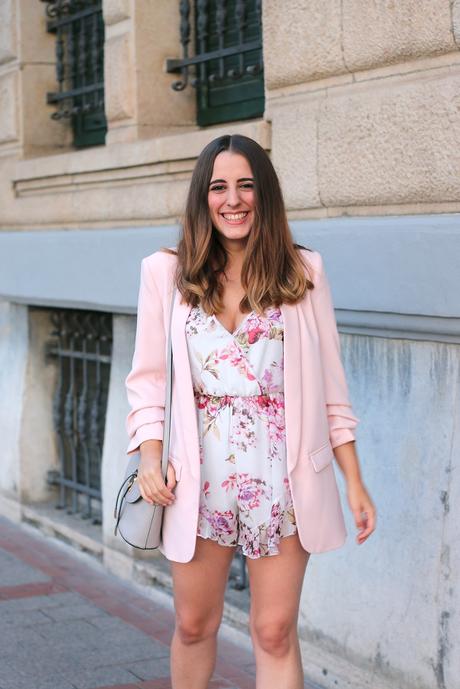 Outfit con americana rosa