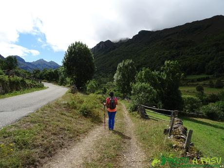 Ruta a Peña Chana: Bajando a cruzar el Río del Valle