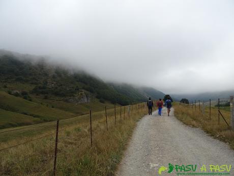 Ruta a Peña Chana: Bajando a Valle del Lago por la pista del Lago del Valle