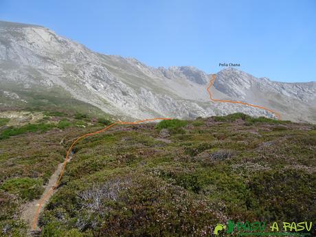 Ruta a Peña Chana: Peña Chana desde el Collado Muñón