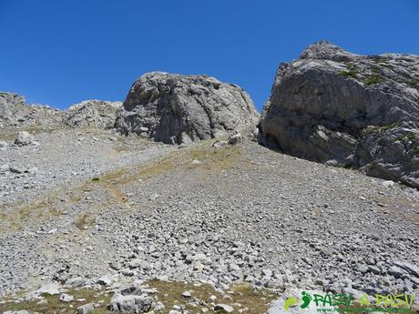 Ruta a Peña Chana: Canal empedrada de Peña Chana