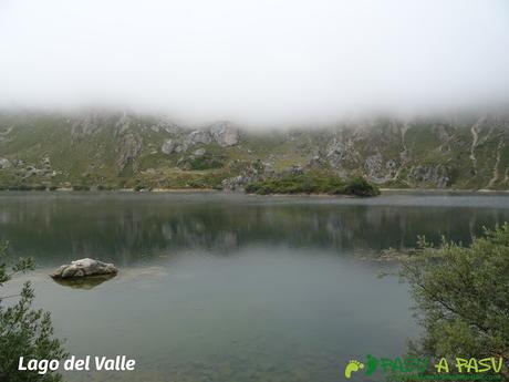 Ruta a Peña Chana: isolote del Lago del Valle