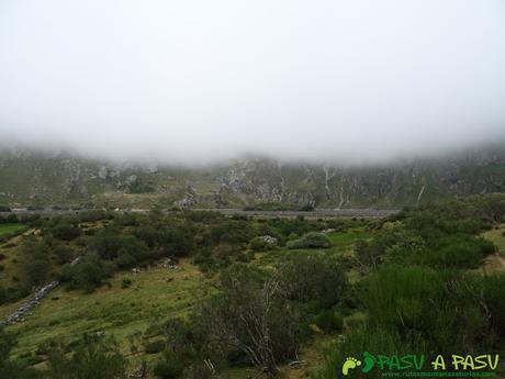 Ruta a Peña Chana: Llegando al Lago del Valle.