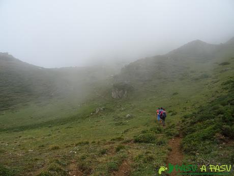 Ruta a Peña Chana: niebla bajando al Lago del Valle