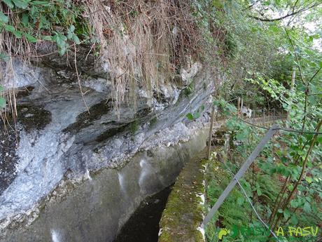 Canal de Reñinuevo: Roca sobre la canalización
