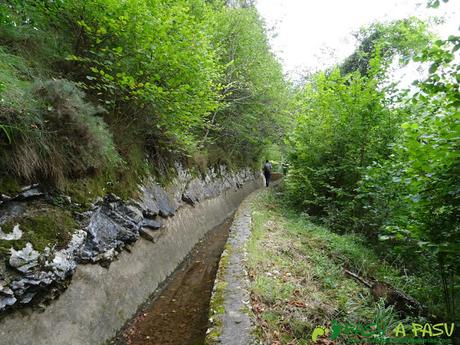 Canal de Reñinuevo: Caminando sobre el muro 