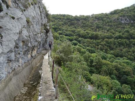 Canal de Reñinuevo: Sobre el muro de la canal de Reñinuevo