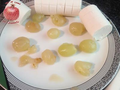 Bombones de uvas con queso y frutos secos