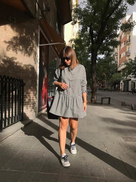 GINGHAM DRESS & CONVERSE.- GINGHAM DRESS & CONVERSE.-
