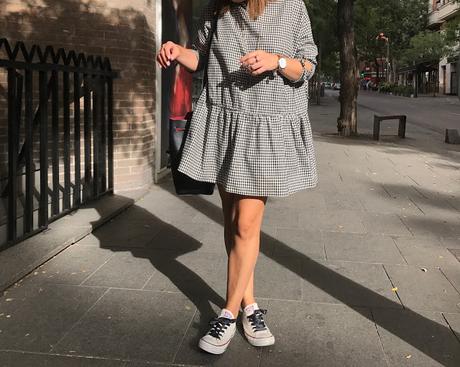 GINGHAM DRESS & CONVERSE.- GINGHAM DRESS & CONVERSE.-