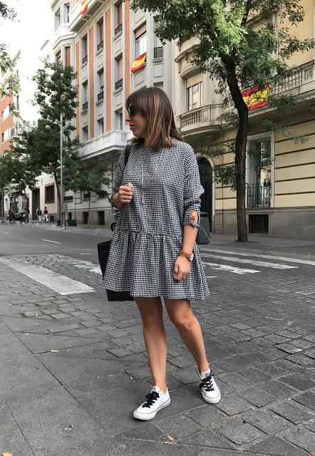 GINGHAM DRESS & CONVERSE.- GINGHAM DRESS & CONVERSE.-