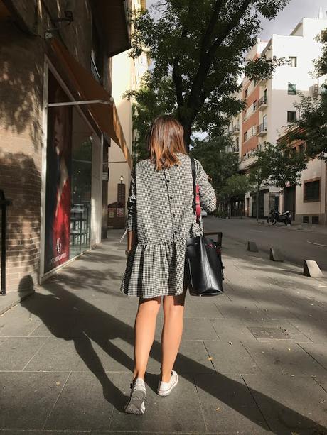 GINGHAM DRESS & CONVERSE.- GINGHAM DRESS & CONVERSE.-