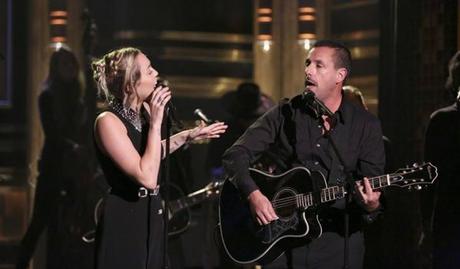 Miley Cyrus y Adam Sandler versionan a Dido en homenaje a las víctimas de Las Vegas No Freedom