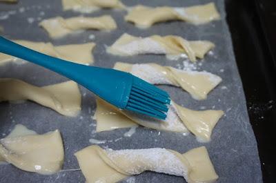 Lazos de hojaldres con leche condensada Lazos de hojaldres con leche condensada