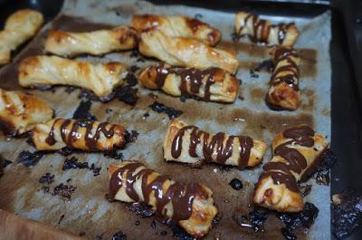 Lazos de hojaldres con leche condensada Lazos de hojaldres con leche condensada