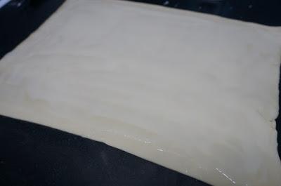 Lazos de hojaldres con leche condensada Lazos de hojaldres con leche condensada