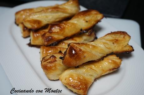 Lazos de hojaldres con leche condensada Lazos de hojaldres con leche condensada