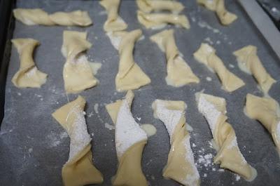 Lazos de hojaldres con leche condensada Lazos de hojaldres con leche condensada