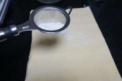 Lazos de hojaldres con leche condensada Lazos de hojaldres con leche condensada