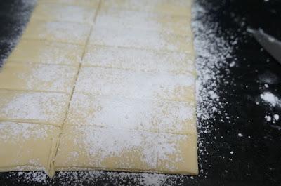 Lazos de hojaldres con leche condensada Lazos de hojaldres con leche condensada