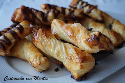 Lazos de hojaldres con leche condensada Lazos de hojaldres con leche condensada