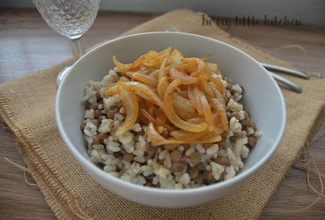 Mujaddara con cebolla caramelizada