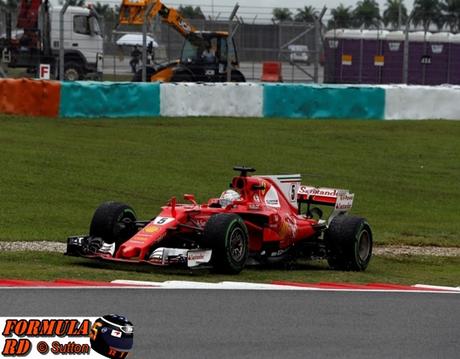 Vettel ya comienza a ver fantasmas y acusa a Bottas de frenarlo en Sepang