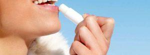¿Es usted adicta al bálsamo labial? Utilice los bálsamos caseros para los labios en lugar de otro