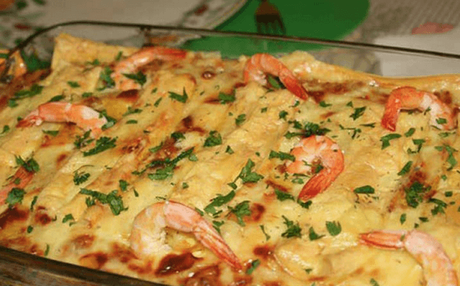 Pastel o tarta salada de bacalao con gambas