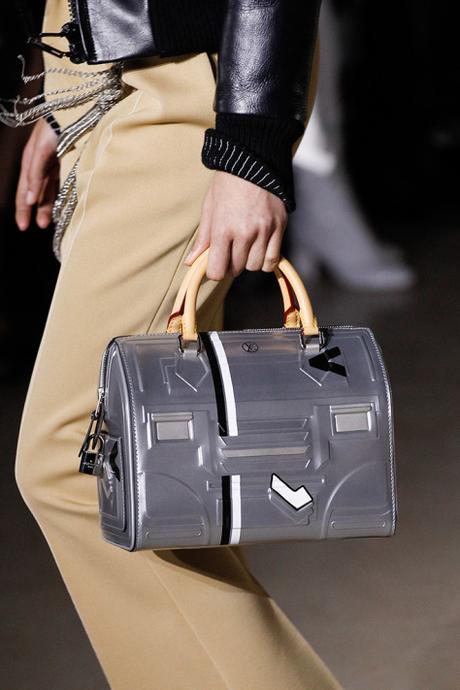 BOLSOS BOTAS Y CINTURONES DE CUERO MODA OTOÑO-INVIERNO 2017-2018 DE LOUIS VUITTON