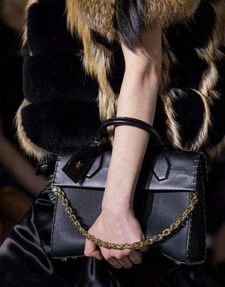 BOLSOS BOTAS Y CINTURONES DE CUERO MODA OTOÑO-INVIERNO 2017-2018 DE LOUIS VUITTON