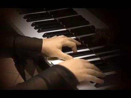 Las manos de Paz, al piano.